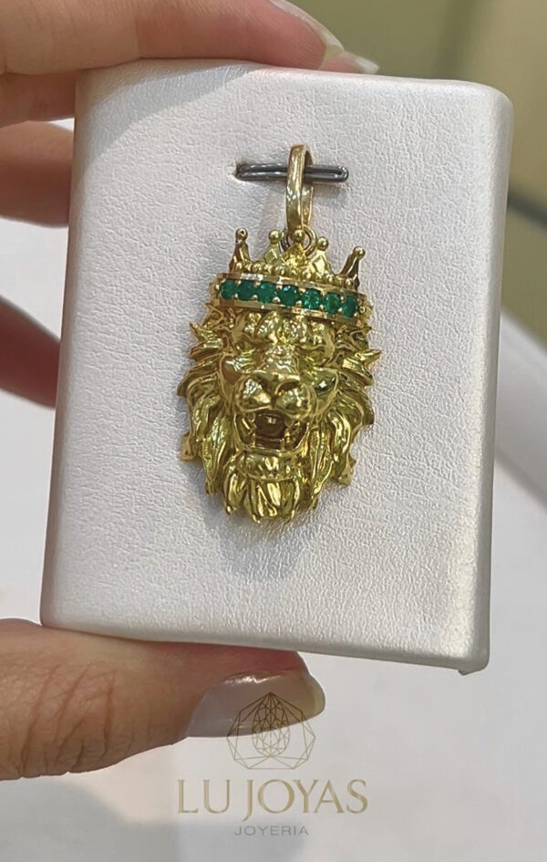 Dije en oro 18k 750 diseño león con esmeraldas naturales