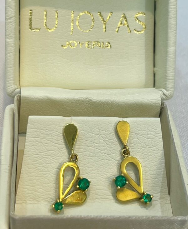 Aretes en Oro18k con esmeraldas naturales redondas, diseño alas mariposa - Image 2