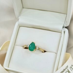 Anillo en Oro18k con Esmeralda en lagrima y Diamantes