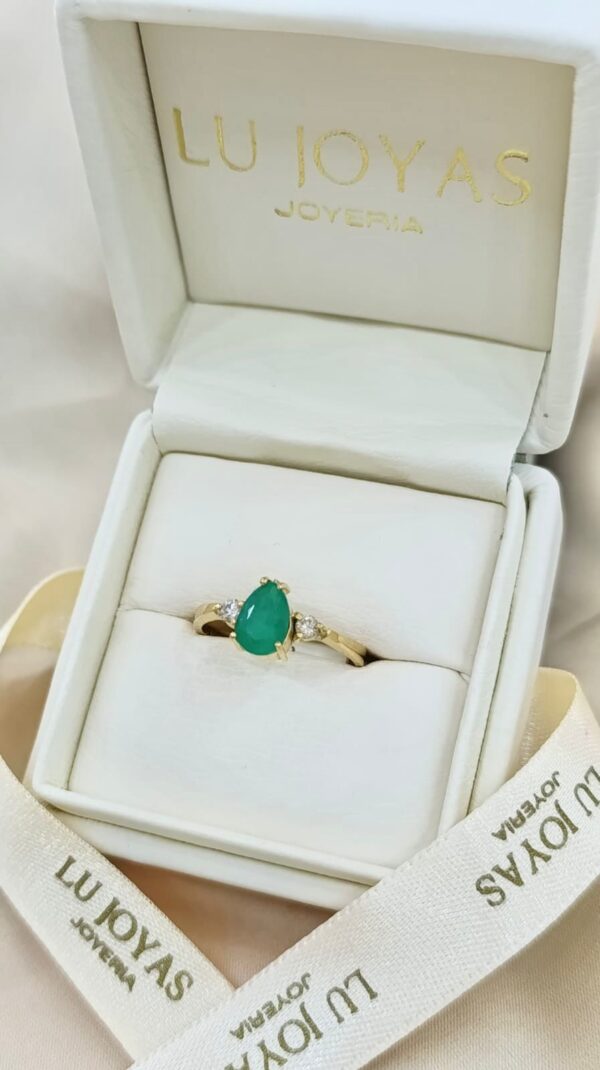 Anillo en Oro18k con Esmeralda en lagrima y Diamantes