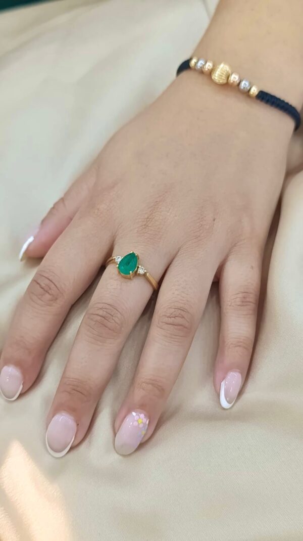 Anillo en Oro18k con Esmeralda en lagrima y Diamantes - Image 2