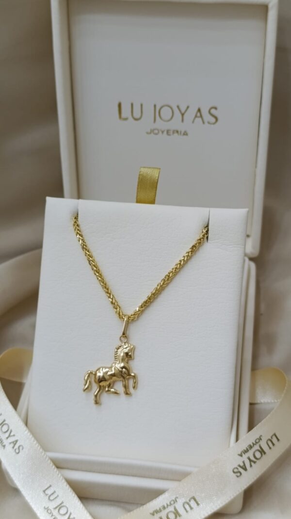 Dije en oro 18k diseño caballo - Image 2