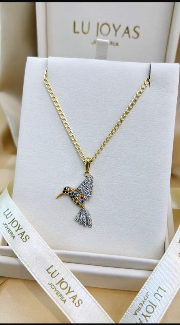Dije en oro de 18k diseño colibri - Image 2