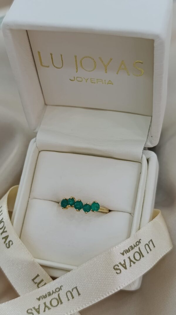 Anillo  oro 18k diseño crazy band con esmeralda