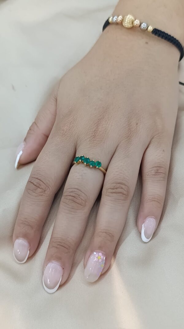 Anillo  oro 18k diseño crazy band con esmeralda - Image 2