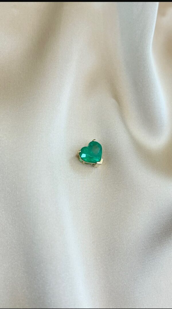 dije en oro de 18k con esmeralda diseño corazón