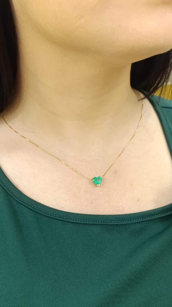 dije en oro de 18k con esmeralda diseño corazón - Image 2