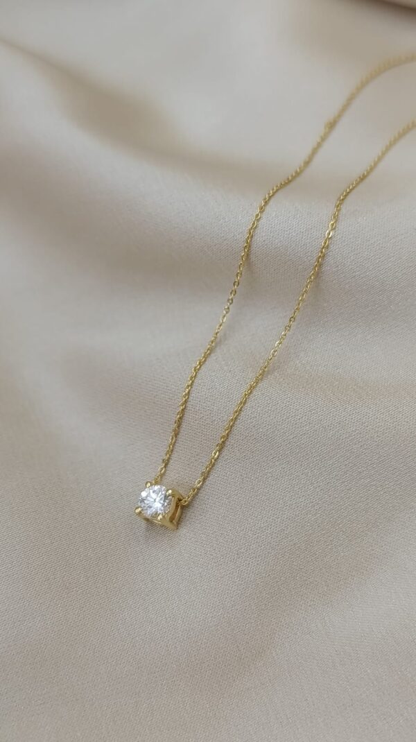 Gargantilla en oro 18k con diamante central
