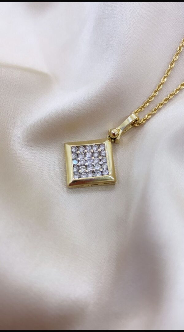 Dije oro 18k diseño rombo con diamantes