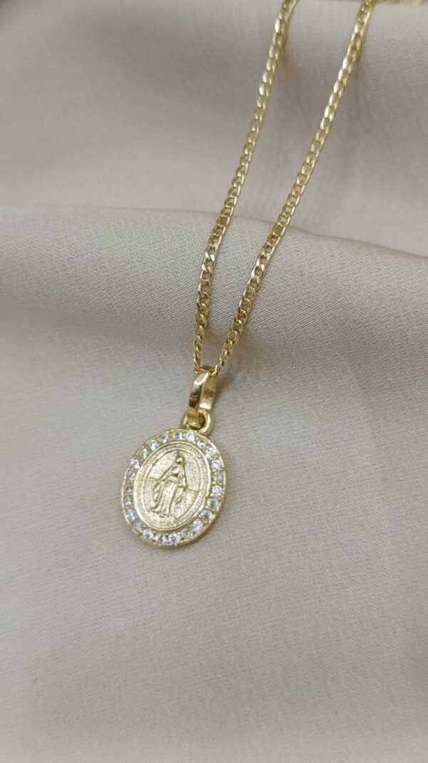 Dije en oro de 18k diseño virgen milagrosa