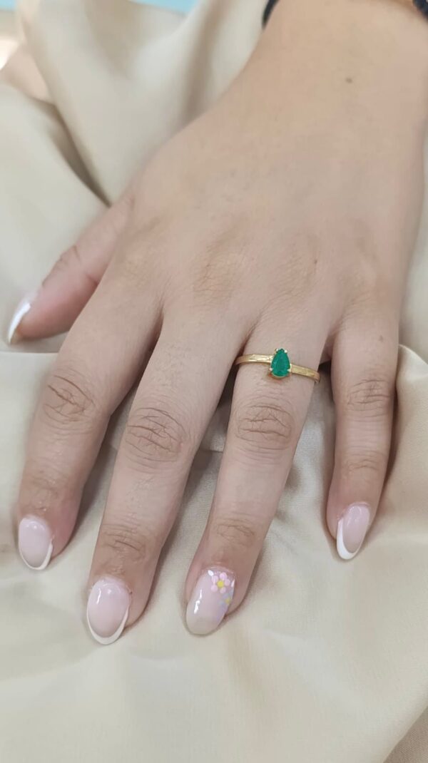 Anillo en oro 18k solitario con esmeralda diseño lagrima - Image 2