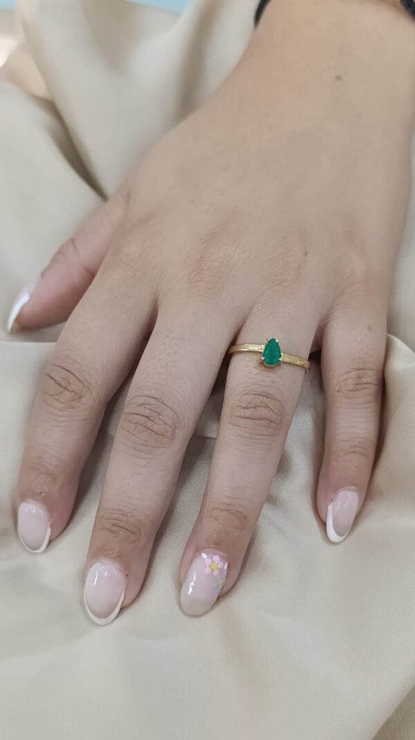 Anillo en oro 18k solitario con esmeralda diseño lagrima - Image 2