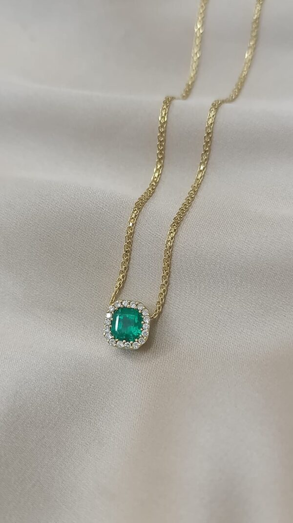 Gargantilla tejido chinesca con esmeralda cuadrada y diamante