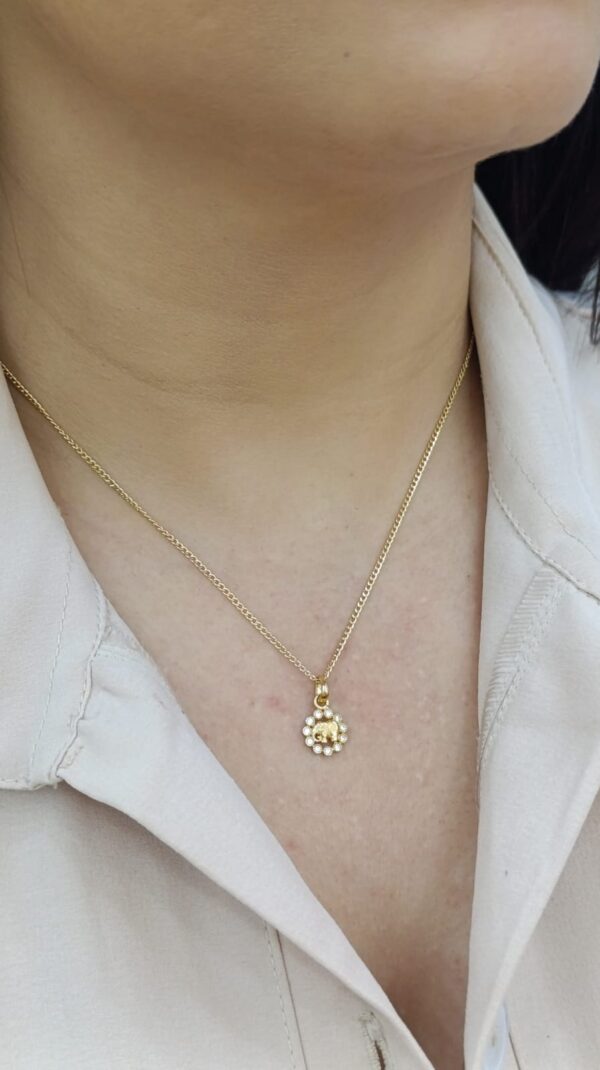 Dije en oro de 18k diseño elefante con circones - Image 2