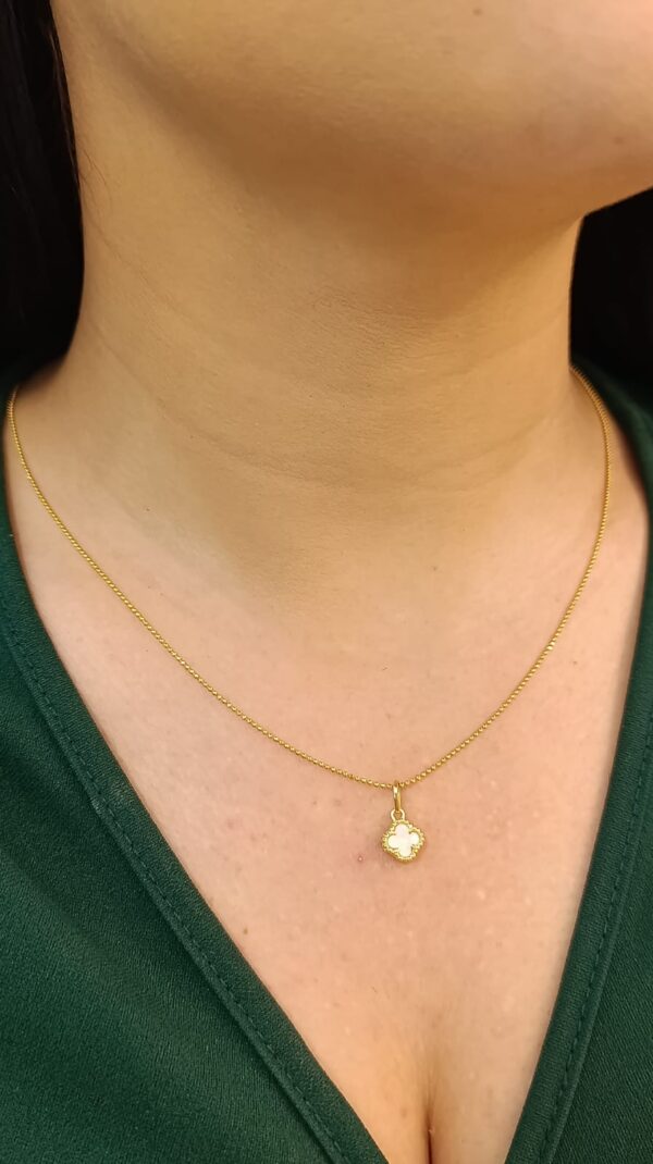 Dije en oro 18k diseño trebol blanco - Image 2