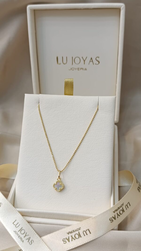 Dije en oro 18k diseño trebol blanco