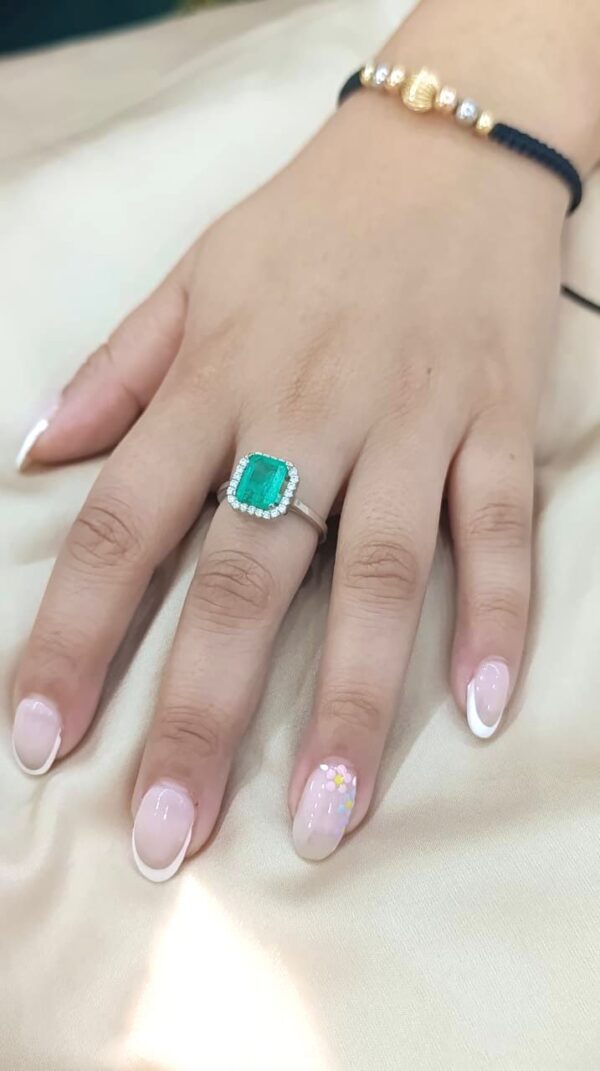 Anillo en oro blanco 18k  esmeralda cuadrada y diamantes - Image 2