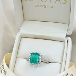 Anillo en oro blanco 18k  esmeralda cuadrada y diamantes