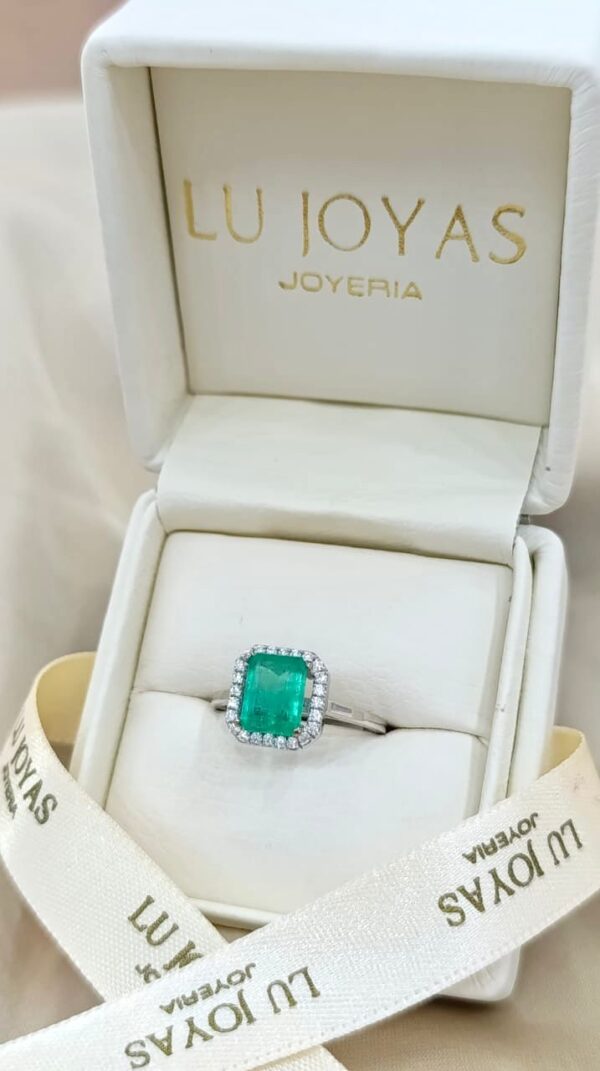 Anillo en oro blanco 18k  esmeralda cuadrada y diamantes