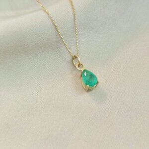 Dije en oro 18k con esmeralda en lagrima