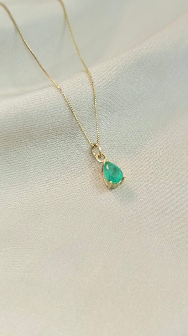 Dije en oro 18k con esmeralda en lagrima