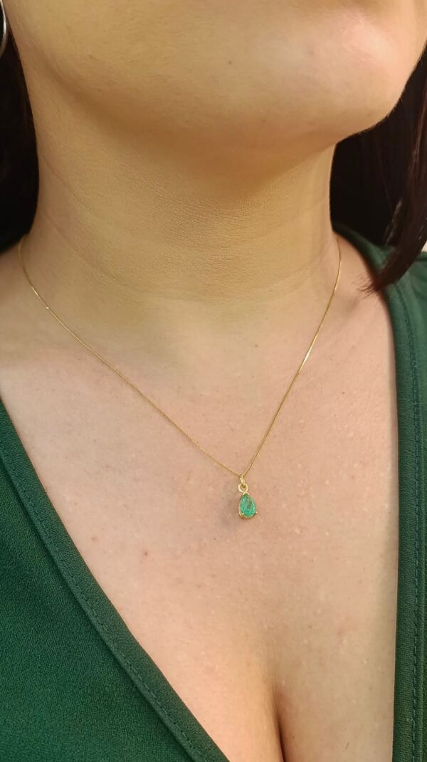 Dije en oro 18k con esmeralda en lagrima - Image 2