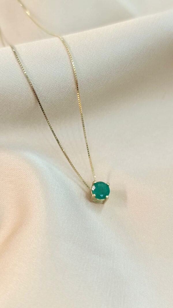 Gargantilla en oro de 18k con centro de esmeralda