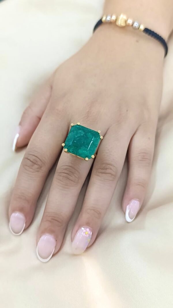 Anillo en oro 18k con esmeralda - Image 2
