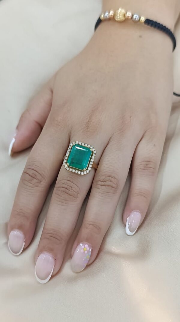 Anillo en oro 18k con esmeraldas y diamantes - Image 2