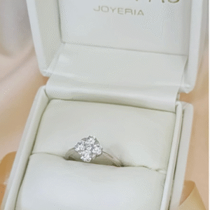 Anillo en oro blanco 18k con diamantes