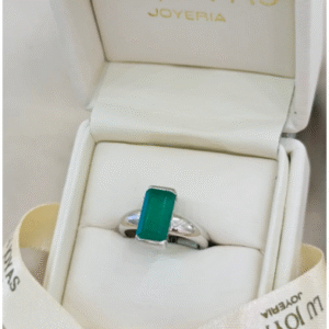 Anillo en oro blanco 18k con esmeralda