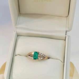 Anillo en oro 18k con esmeralda y diamantes