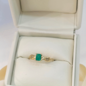 Anillo en oro 18k con esmeralda