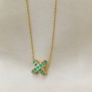 Dije en oro 18k con esmeraldas