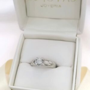 Anillo en oro blanco con diamante central